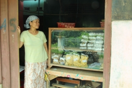 Ibu Mimih istri pemilik usaha sale pisang di Kecamatan Cerita - Dokpri