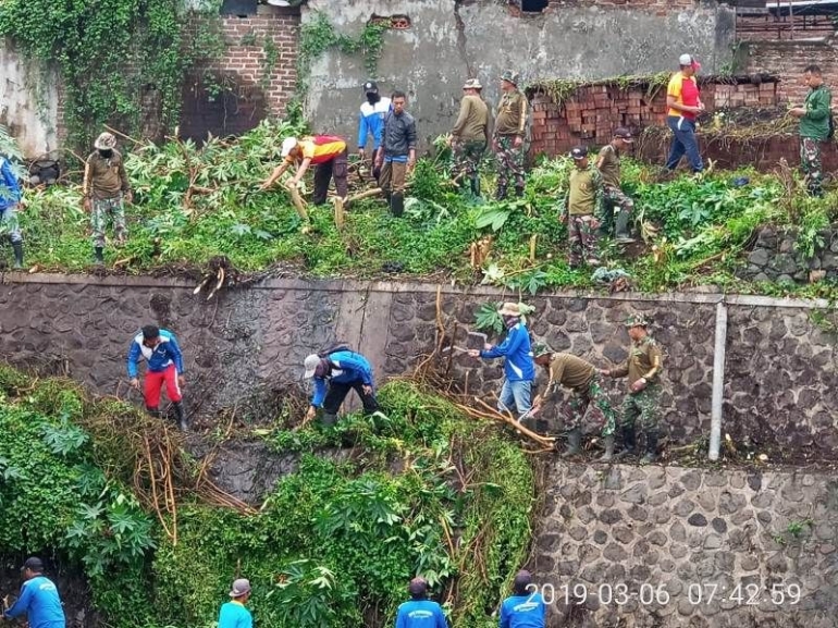 Suasana Karya Bakti Pembersihan Sampah di Jembatan Sungai Brangkal (Sumber : Pendim 0815 Mjk)
