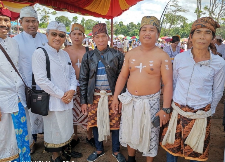 Prof. Triguna bersama umat Hindu di Kalsel. Foto | Dokpri