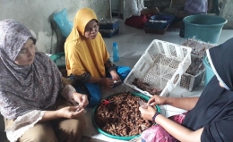 Ibu Ningsih dengan beberapa karyawannya membungkus produk Sale Pisang cap Jangkar | dokpri