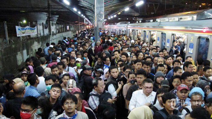 Met malem, cinta... (Stasiun Tanah Abang. Foto oleh ALEX SUBAN | WARTA KOTA)