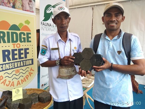 Hasil pengelolahan sampah plastik Sahib Sangadji yang dipamerkan saat Pameran Pembangunan Berkelanjutan di Raja Ampat/dokpri
