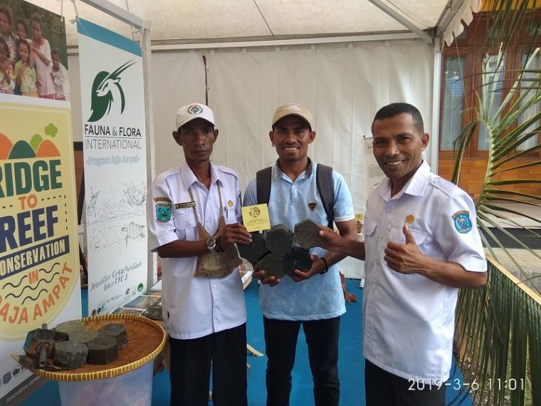 Paving Block hasil olahan dari sampah Plastik Pemuda Saunek, Raja Ampat/dokpri