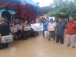 Relawan caleg DPR RI Dapil VII Jatim dari Partai Demokrat, Ossy Dermawan memberikan bantuan bencana banjir Jatim| Dokumentasi pribadi