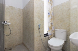 Deskripsi : Kamar mandi yang bersih juga disediakan di penginapan ini I Sumber Foto : RedDoorz
