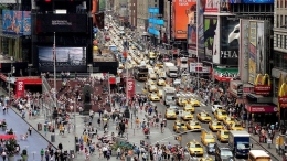 Ujung Times Square, dengan kepadatang serta taxi kuning kyhas NYC yang. Cukup tidak manusiawi. Setiap hari, setiap saat, kepadatan nya disana seperti ini. Ketika pertama kali kesana, memang "mengagumkan", tetapi setekah lebih dari 1x kesana, aku merasakan sebuah kekosongan dalam gemerlsp kemewahan New York City | www.scienceabc.com
