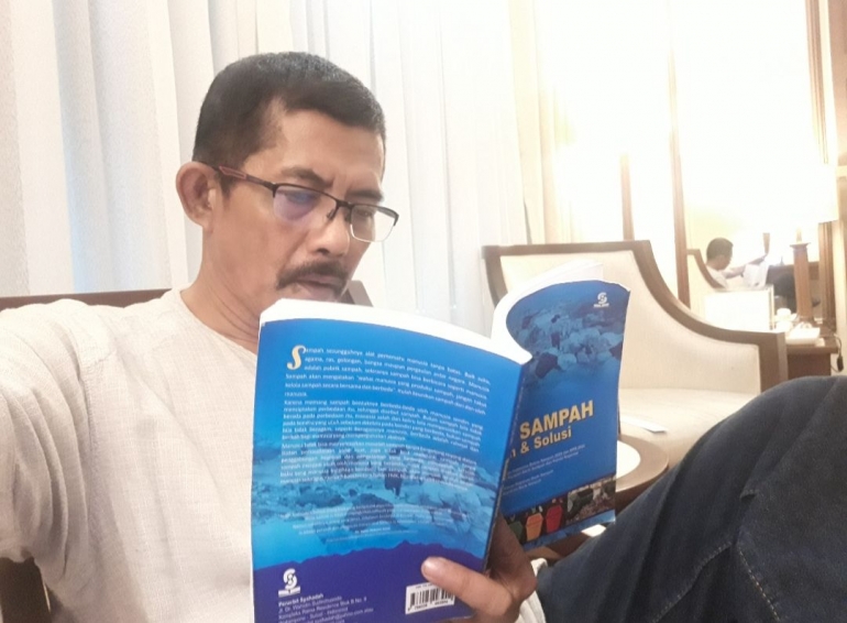 Ilustrasi: Penulis memberi usul ke pemerintah dan pemda melalui buku Bank Sampah, Masalah dan Solusi. Sumber: Pribadi
