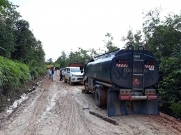 Jalan rusak dan terjal menghambat kendaraan untuk melintas (Foto: facebook.com/trimur.yanto.52)