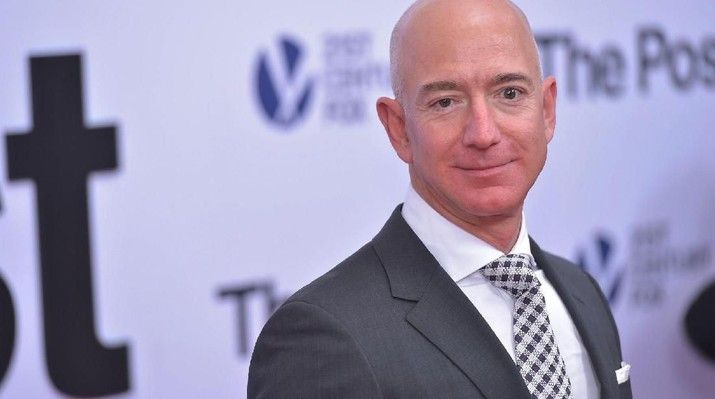Jeff Bezos, pendiri dan pemimpin Amazon, menjadi orang terkaya di Amerika Serikat dan dunia (sumber: akcdn.detik.net.id)