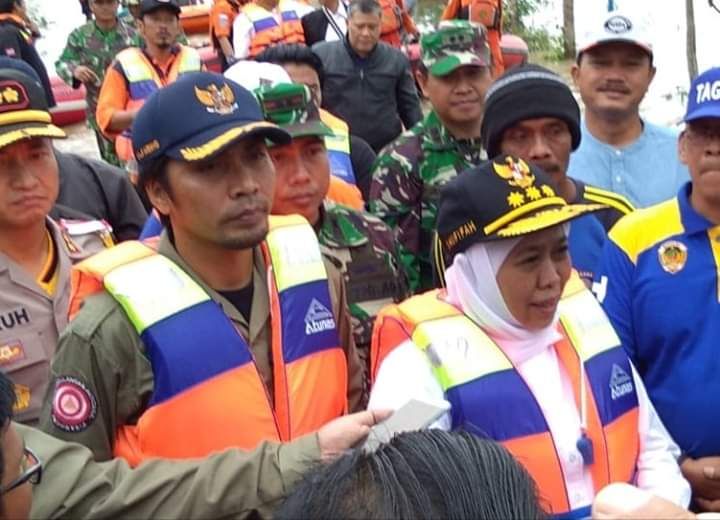 Khofifah Indar Parawansa, Gubernur Jatim Ditemani Bupati Madiun saat meninjau lokasi banjir