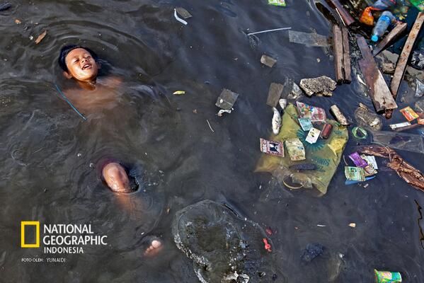 Kita diantara Sampah. Foto : National Geographic Indonesia