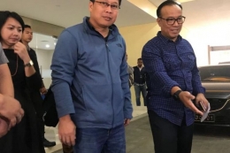 Aktivis HAM sekaligus dosen Universitas Negeri Jakarta (UNJ), Robertus Robet (jaket biru) telah dipulangkan oleh pihak kepolisian, Kamis (7/3/2019) sore. (KOMPAS.com/Devina Halim)