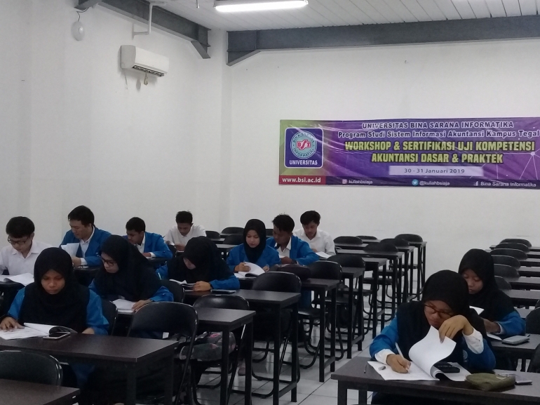 Hari ke 2 mahasiswa/i Fokus dan konsentrasi saat mengerjakan soal sertfikasi akuntansi dasar