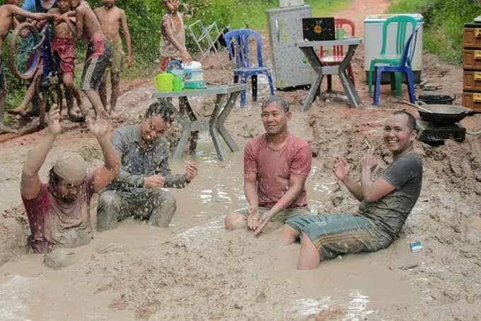 Aksi mandi lumpur di jalan rusak (Gambar: facebook.com/muadz.chalik)