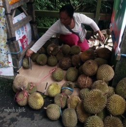 Mbak Sri salah satu penjual di atas jembatan. Dokpri