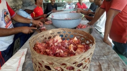 Laki-laki sedang mencincang daging sapi siap untuk dimasak dengan cita rasa khas Pidie 