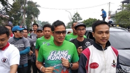 Sandiaga Uno pada saat melakukan kegiatan lari pagi di daerah Arcamanik, Bandung (detik.com).