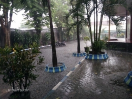 Hujan deras dan genangan air di salah satu unit sekolah Kosayu sebulan lalu. Dokpri