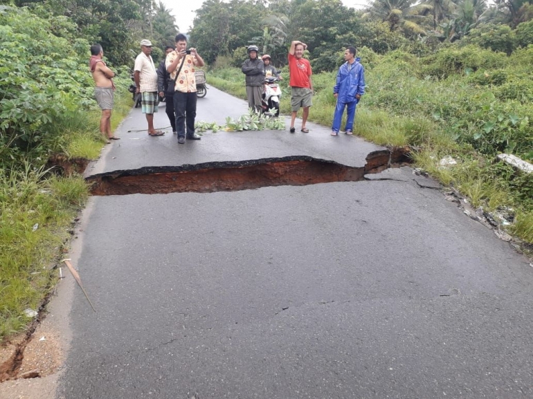 Jalan rusak terbelah tidak bisa dilewati karena terjangan banjir di Sungailiat (dok. WA Grup Bangka Setara)