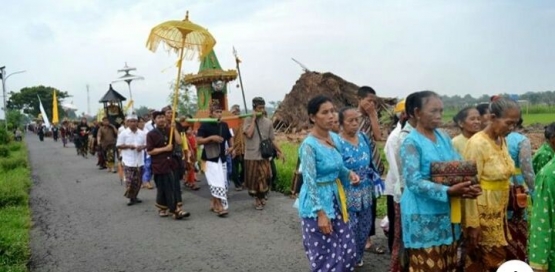 Umat Hindu bersiap upacara (dok.jakartapost)