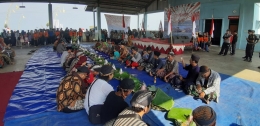 Warga Kota Pati berkumpul untuk mengikuti doa bersama dan Kenduri Nusantara Umbul Donga Larung Sukerto.