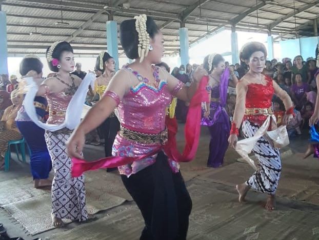 Acara Kenduri Nusantara Umbul Donga Larung Sukerto dibuka dengan tarian gembyong.