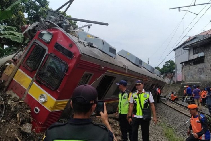 Kereta rel listrik (KRL) 1722 jurusan Jatinegara menuju Bogor anjlok di perlintasan kereta antara antara Stasiun Cilebut dan Bogor, Minggu (10/3/2019).