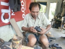 Ismail (64), warga Siantar. Ia ahli membuat sepatu produk lokal tapi kualitas internasional.