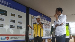 Seorang staf pelaksana Proyek Terowongan Air Nanjung di Margaasih menjelaskan progres proyek tersebut kepada presiden (tempo.co).
