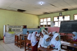 Foto suasana belajar siswa kelas 2 SDN Cibogo dengan kelas yang disekat untuk dapur dan gudang - dokpri