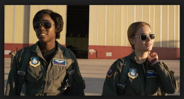 Deskripsi : Lashana Lynch (Maria Rambeau) bersama Vers saat masih menjadi penerbang jet tempur F.15 Strike Eagle I Sumber Foto : Cnet