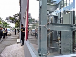 Petugas penjaga lift JPO di Jalan Wonokromo. JPO di Jalan Pemuda. Dokumen Pribadi
