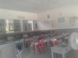 gambar: ruang komputer ditinggal siswa karena kecewa gladi bersihnya belum juga mulai (dokumen pribadi)