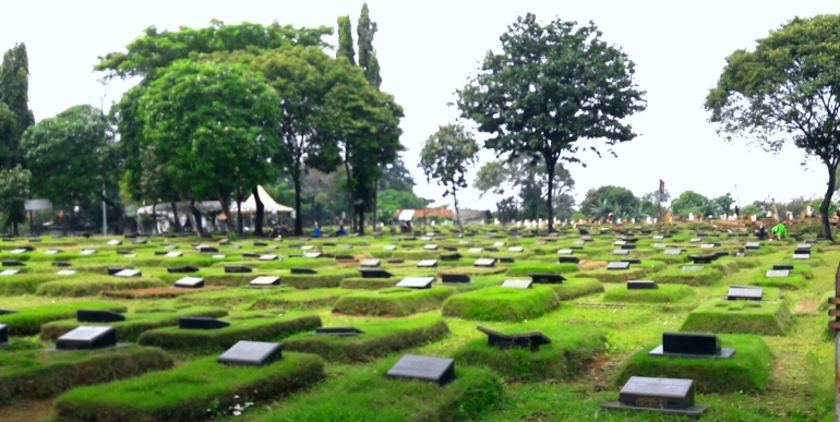 Pekuburan Kampung Kandang, Jakarta Selatan hijau tanpa warna-warni bunga ziarah (Dokumentasi Pribadi)