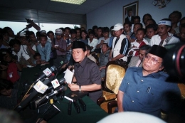 Pimpinan DPR yang terdiri dari Ketua Harmoko, Wakil Ketua Ismail Hasan Metareum, Syarwan Hamid, Abdul Gafur dan Fatimah Achmad (tidak nampak) di Gedung DPR, Senin (18/5/1998), membuat pernyataan mengimbau Presiden Soeharto mengundurkan diri. (KOMPAS/Johnny TG) 