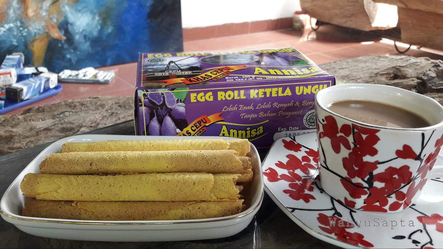 Kudapan Egg Roll yang renyah empuk ini cocok disajikan sore hari dengan secangkir teh atau kopi. Sebagai teman menyalurkan hobi saat pulang kerja, misalnya menulis atau melukis. (Dokpri).