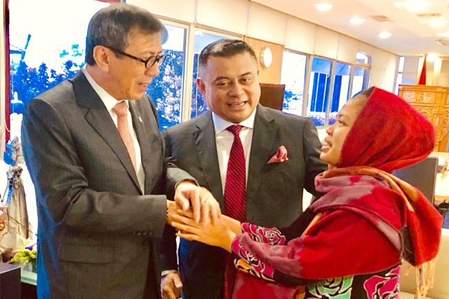 Menkumham Yasonna H Laoly saat bertemu dengan Siti Aisyah. Foto : Dok Instagram