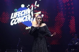 Salah satu penyanyi perempuan Indonesia, Vina Panduwinta juga turut terlibat langsung dengan menyanyikan beberapa lagu andalanya diantaranya Logika` dan `Aku Makin Cinta`, Indonews.com