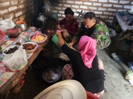 Serma Agus bantu ibu-ibu memasak | dokpri