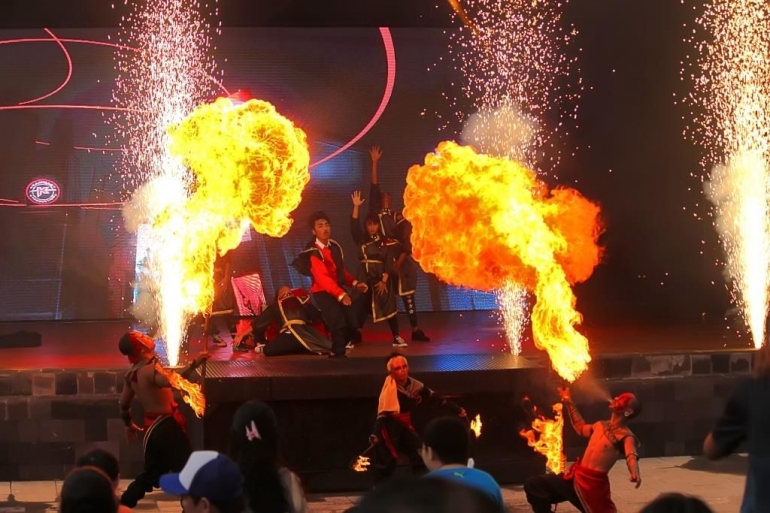 fire-dance-dalam-spectaculer-show-jpg-5c877a6f43322f758e6fb1a6.jpg