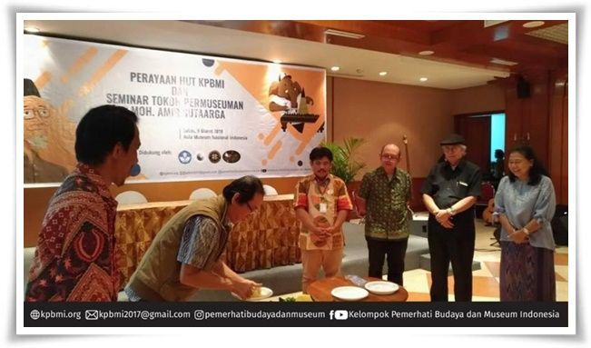 Pemotongan tumpeng menyambut ultah ke-2 KPBMI (Dok. KPBMI)