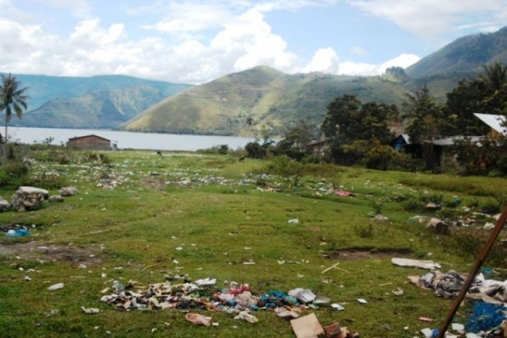Tebaran sampah plastik di salah satu sudut pantai Danau Toba, merusak keindahan dan kesehatan (Foto: antaranews.com) 