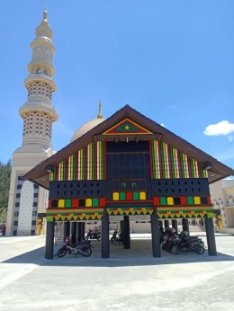 Rumah Aceh dalam pekarangan mesjid (dok.pri)