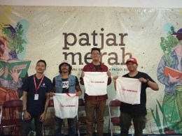 obrolan Patjar bersama Iwang Setanberas (rompi jeans), Bagus pionicon (tengah) dan Bayu Novri (bertopi merah) mengenai komik dan literasi digital. dokpri