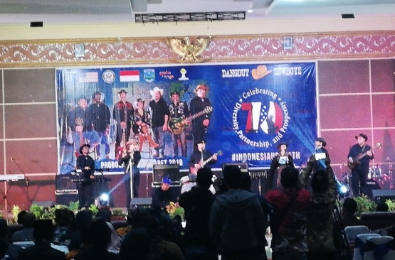 Ketika Cowboys Amerika Berdangdut Ria Halaman 2  Ketika Cowboys Amerika Berdangdut Ria Halaman 2