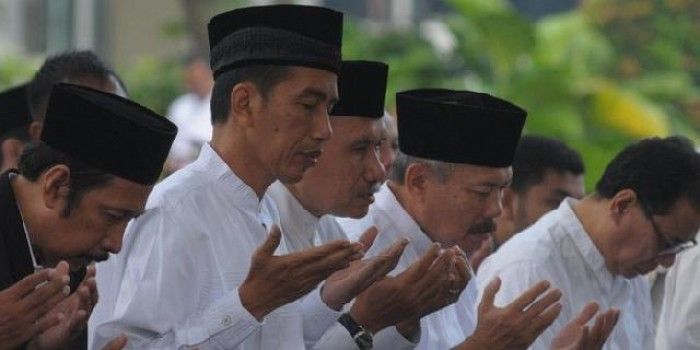 Jokowi Sholat (sumber: www.mysharing.co)