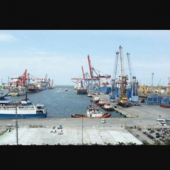 Pelabuhan Tanjung Priok dari atap Museum Maritim Indonesia (sumber: Wisata Kreatif Jakarta)