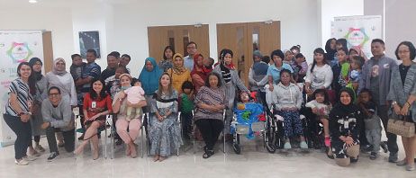 Orang tua dan anak penyakit langka berpose bersama dokter-dokter yang menangani anak penyakit langka setelah acara “Formula Medis Khusus untuk Anak Penyakit Langka” di Gedung IMERI FKUI, Jakarta Pusat, 13/3-2019 (Foto: Kompsiana/Syaiful W. Harahap)