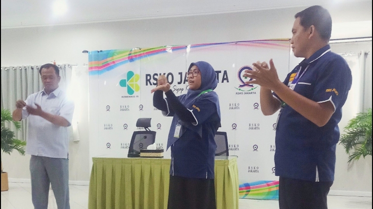 Deskripsi : Zulia Alviana, Amk, mempraktekkan hand hygiene didepan para peserta I Sumber Foto : dokpri humas RSKO