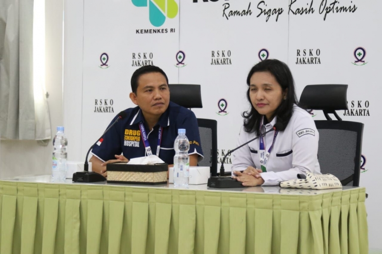 Kepala Bidang Medik RSKO Jakarta, dr.Parulian Sandy Noveria, MKK dan IPCN (Infection Prevention Control Nurse) Ns.Dur Akmal S.Kep. I Sumber Foto : dokpri PKRS